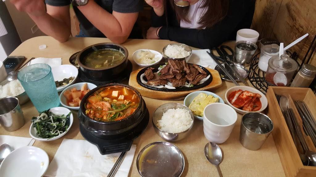 Moms House | restaurant | 3126 W 8th St, Los Angeles, CA 90012, USA | 2134808625 OR +1 213-480-8625