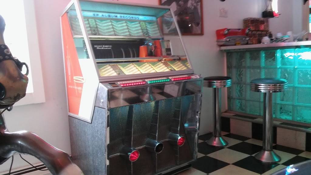 Super Freeze Drive In | restaurant | 6865 Erie Rd, Derby, NY 14047, USA | 7169475557 OR +1 716-947-5557