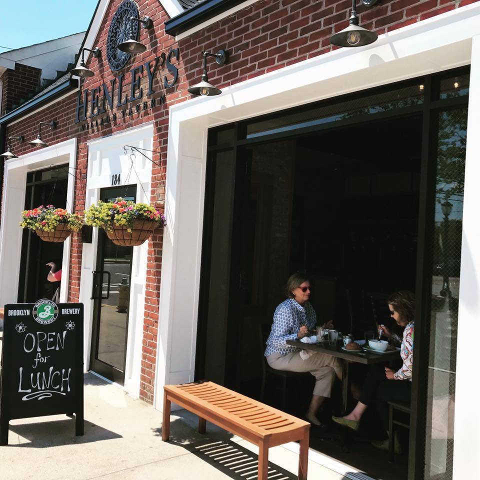 Henleys Village Tavern | restaurant | 184 Orinoco Dr, Brightwaters, NY 11718, USA | 6319680100 OR +1 631-968-0100