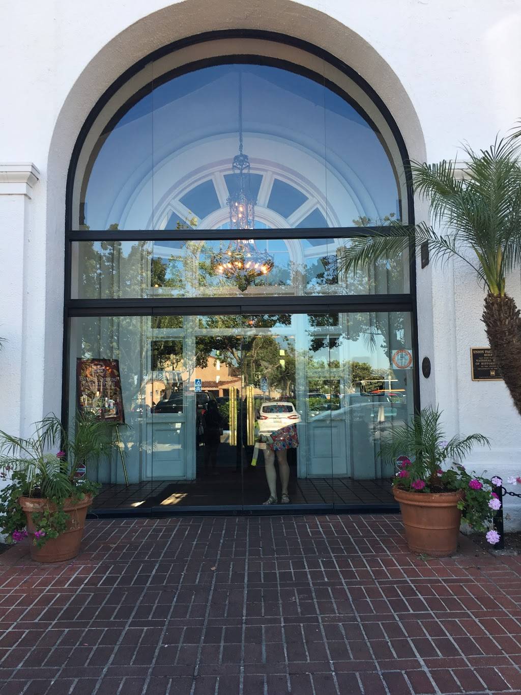 The Old Spaghetti Factory | meal takeaway | 110 E Santa Fe Ave, Fullerton, CA 92832, USA | 7145266801 OR +1 714-526-6801