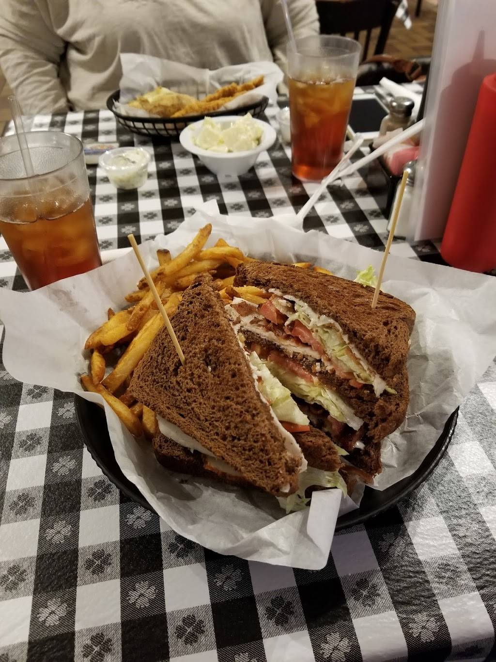 Vs Restaurant & Brewpub | restaurant | 3461 Main St, Keokuk, IA 52632, USA | 3193138384 OR +1 319-313-8384