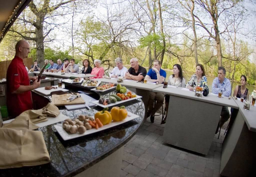 Chef JJs Back Yard | restaurant | 1040 Broad Ripple Ave, Indianapolis, IN 46220, USA | 31760238281 OR +1 317-602-3828 ext. 1