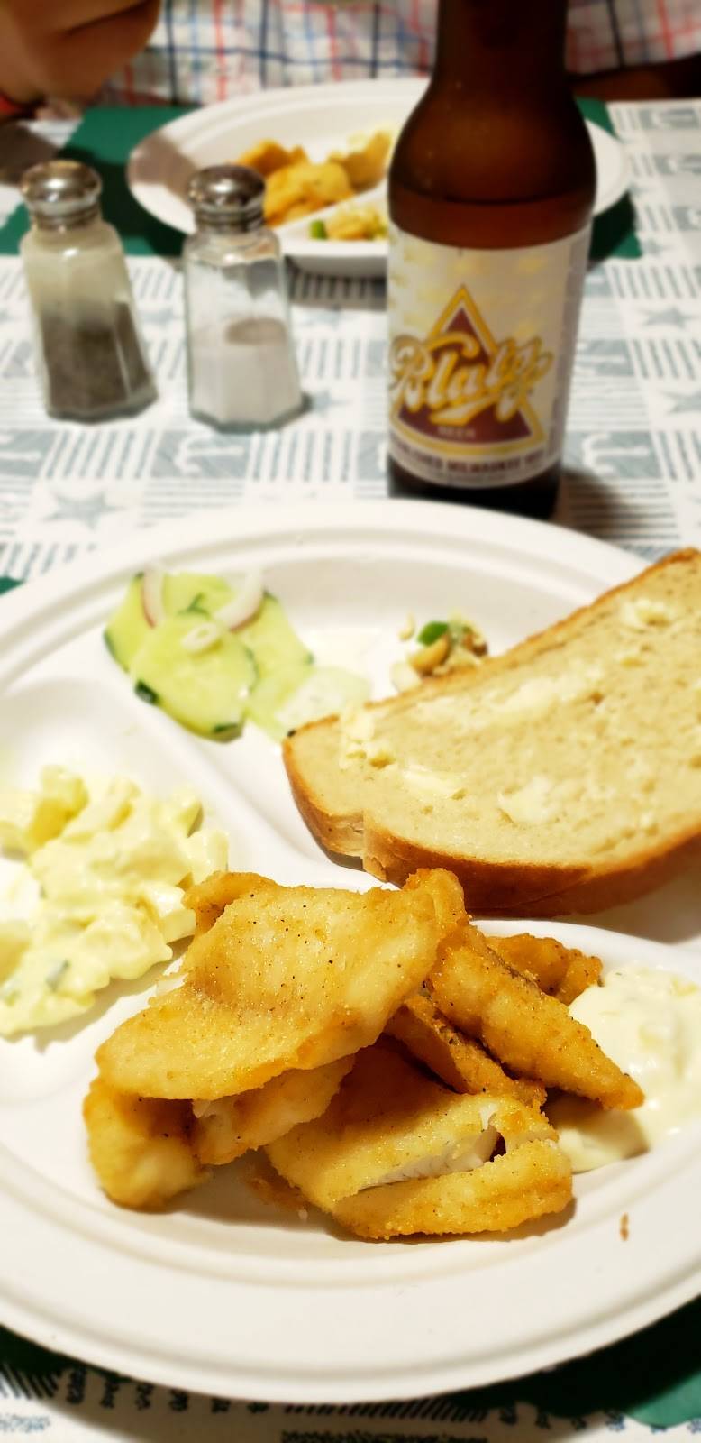 South Side Ice Yacht Club | restaurant | 1842 S Main St, Oshkosh, WI 54902, USA | 9202354470 OR +1 920-235-4470