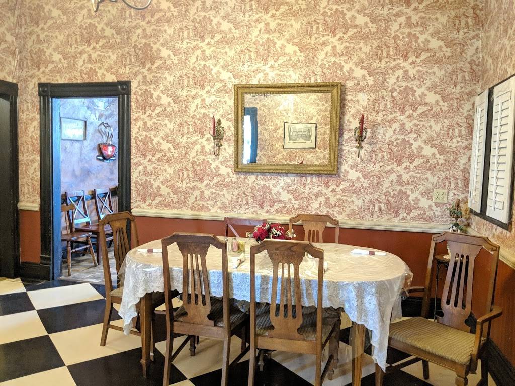 McCutchens Magnolia House | restaurant | 303 E Willow St, Scottsboro, AL 35768, USA | 2562593077 OR +1 256-259-3077