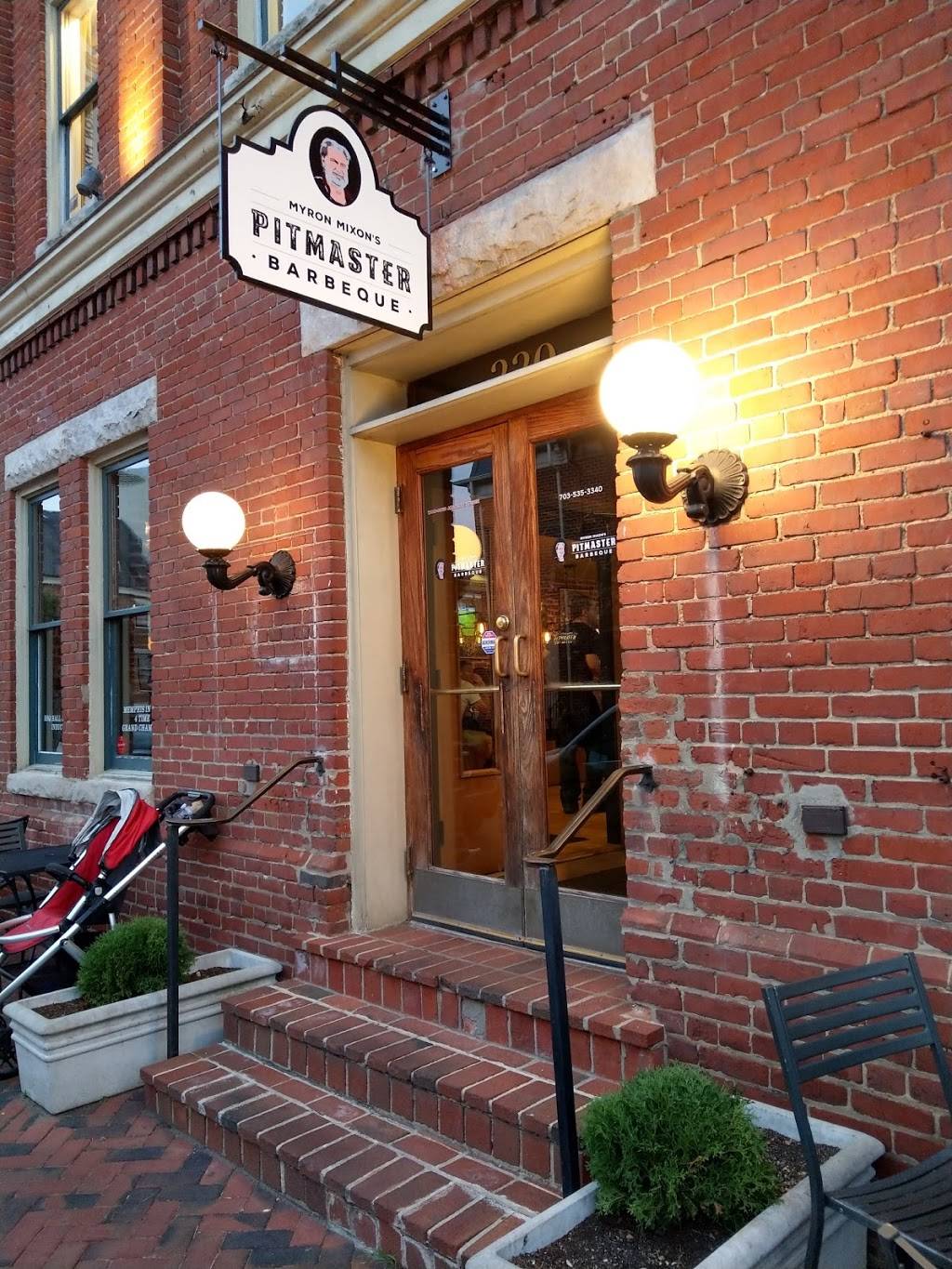 Myron Mixons Pitmaster Barbeque | restaurant | 220 N Lee St, Alexandria, VA 22314, USA | 7035353340 OR +1 703-535-3340