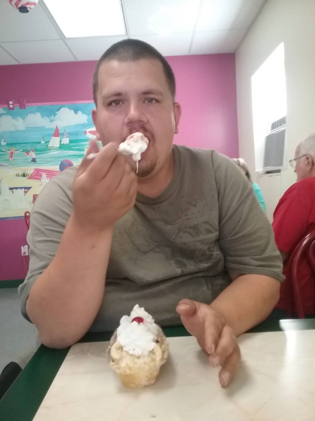 Ikes Ice Cream Shack | restaurant | 119 W Lake St, Crystal, MI 48818, USA | 9895844321 OR +1 989-584-4321