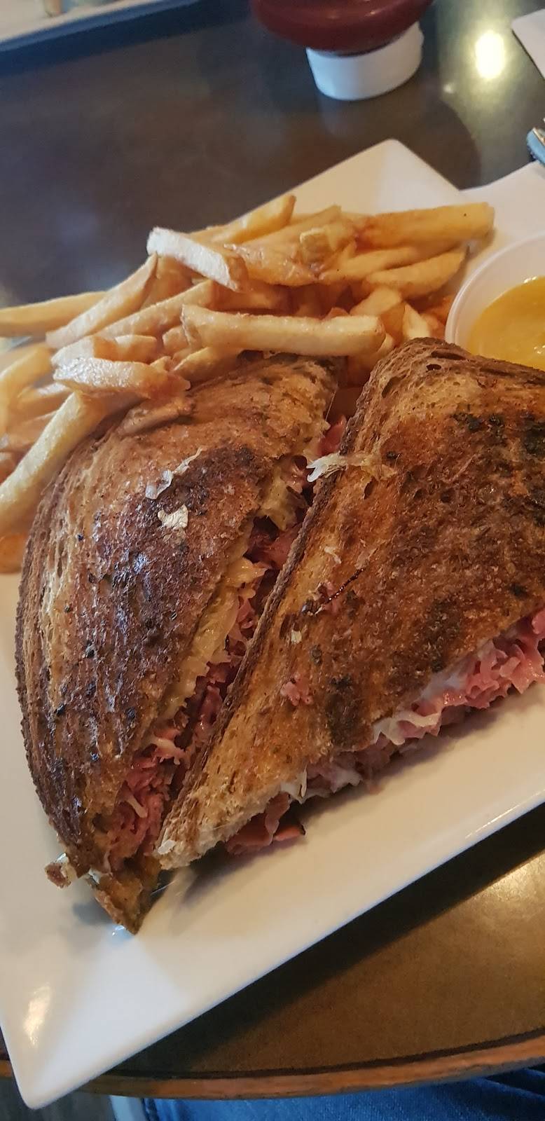 Cravins Chill & Grill | restaurant | 460 Exmouth St, Sarnia, ON N7T 5P3, Canada | 5193440004 OR +1 519-344-0004