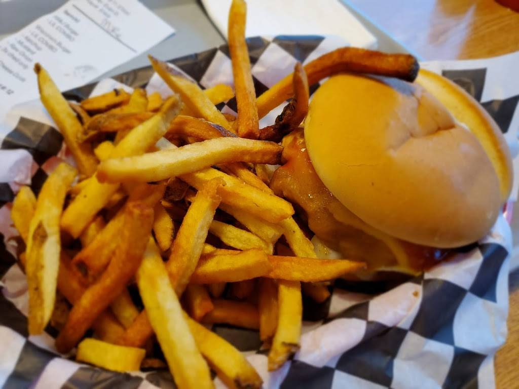 11:11 Burgers & Beignets | restaurant | 718 W Johnson St, Fond du Lac, WI 54935, USA | 9202668005 OR +1 920-266-8005