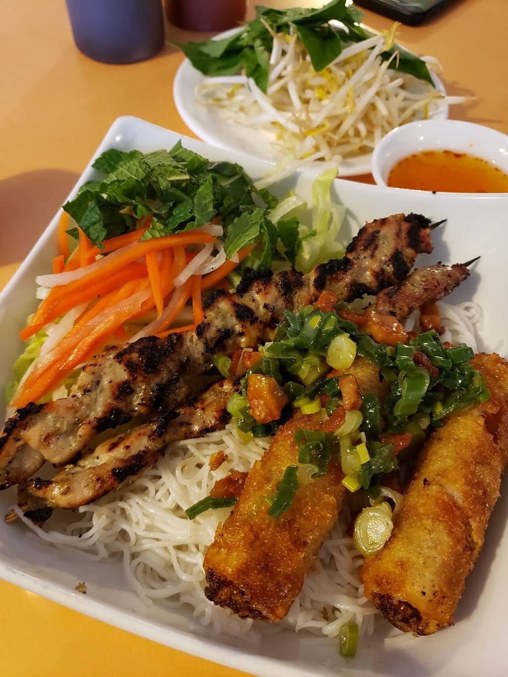 Hoai Huong Restaurant | restaurant | 716 The Queensway, Etobicoke, ON M8Y 1L3, Canada | 4165038118 OR +1 416-503-8118