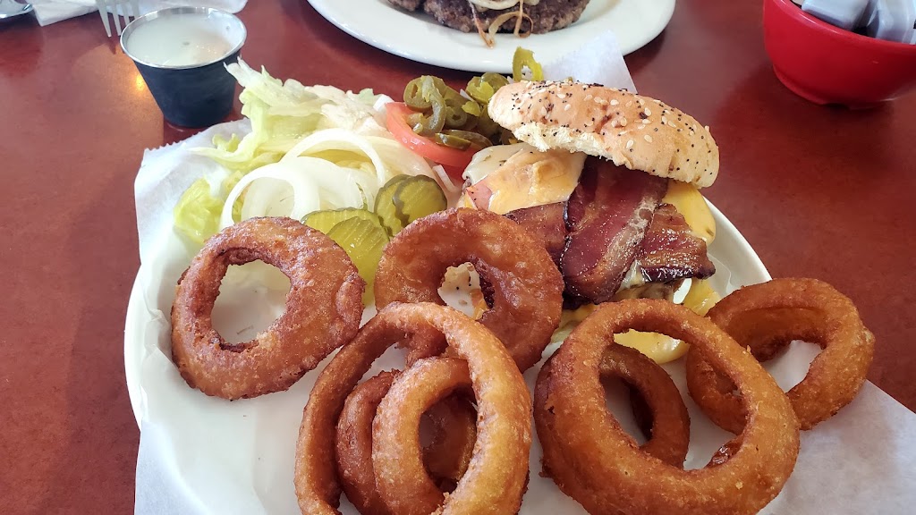 Crazy Mule Food & Brew | restaurant | 106 Kansas Ave, Greensburg, KS 67054, USA | 6207239025 OR +1 620-723-9025