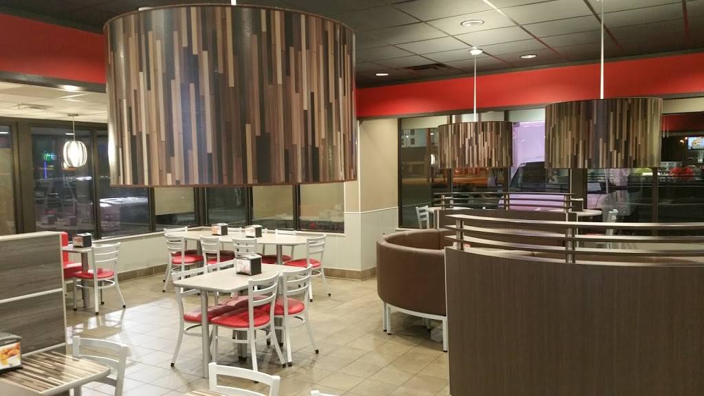 Hardees | restaurant | 600 S Adams St, Fulton, MS 38843, USA | 6628627002 OR +1 662-862-7002