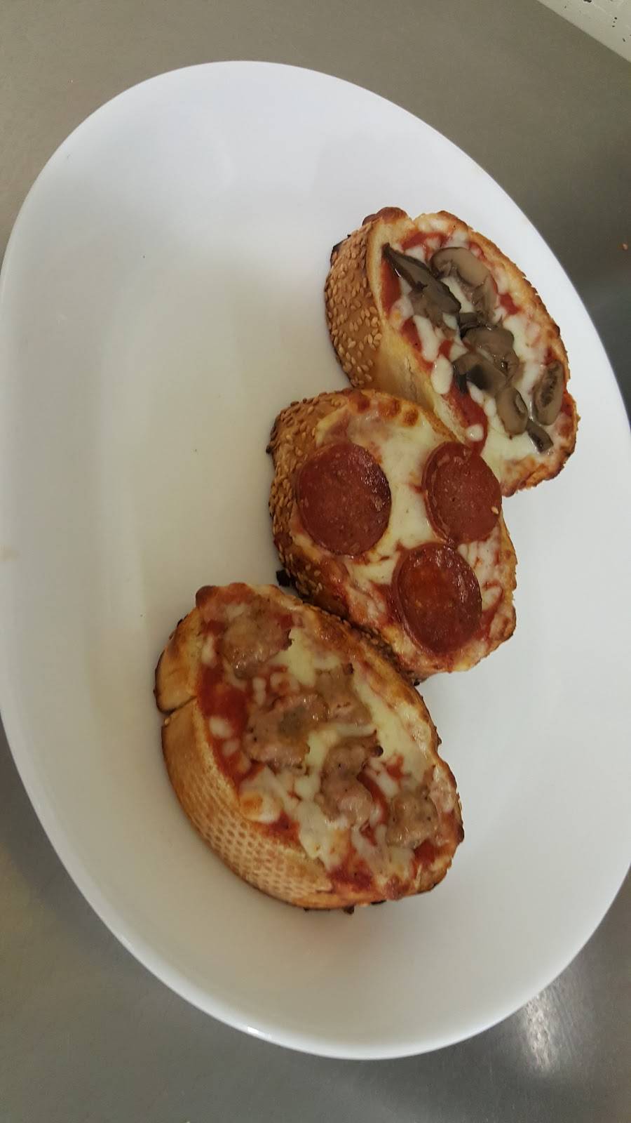 Poads Pizza | restaurant | 752 Grand Ave, Hartford, WI 53027, USA | 2626730777 OR +1 262-673-0777