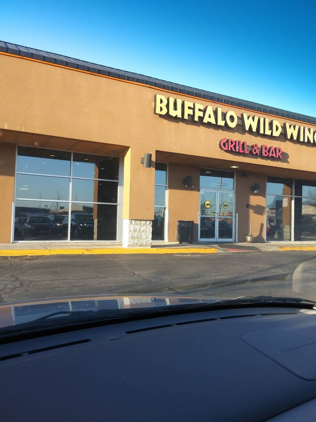 Buffalo Wild Wings | restaurant | 17510 Halsted St, Homewood, IL 60430, USA | 7089229453 OR +1 708-922-9453
