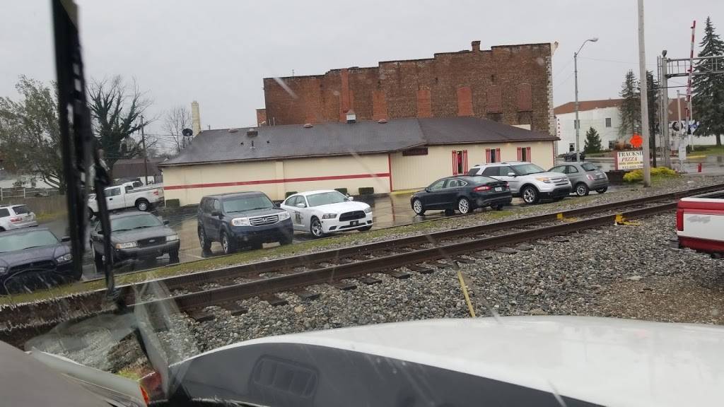 Trackside Pizza | restaurant | 164 N Buckeye St, Osgood, IN 47037, USA | 8126891900 OR +1 812-689-1900