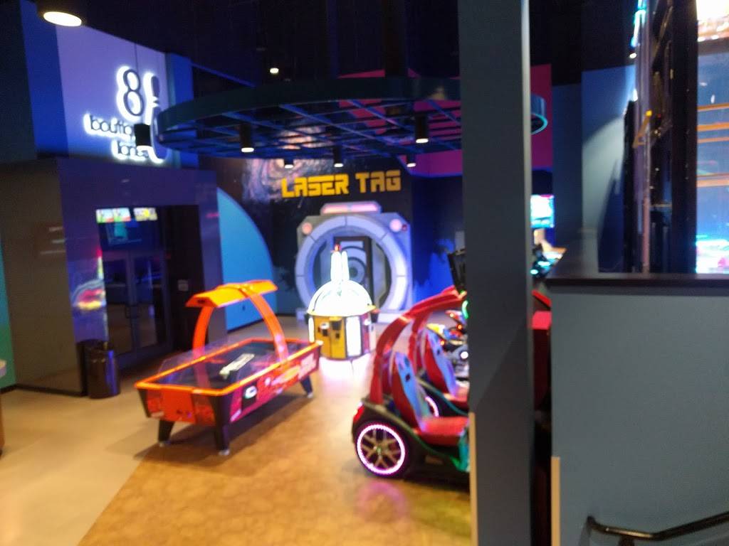 Showplace Entertainment Center & Burgh House | restaurant | 8099 Bell Oaks Dr, Newburgh, IN 47630, USA | 8128536843 OR +1 812-853-6843