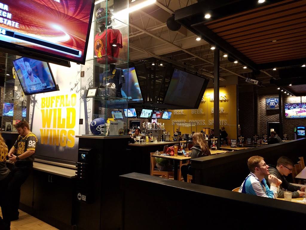 Buffalo Wild Wings | meal takeaway | 10315 Silverdale Way NW, Silverdale, WA 98383, USA | 3606985397 OR +1 360-698-5397