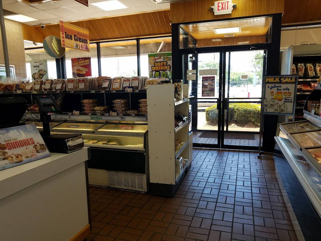 Braums Ice Cream & Burger Restaurant | restaurant | 2802 Lavon Dr, Garland, TX 75040, USA | 9724952221 OR +1 972-495-2221