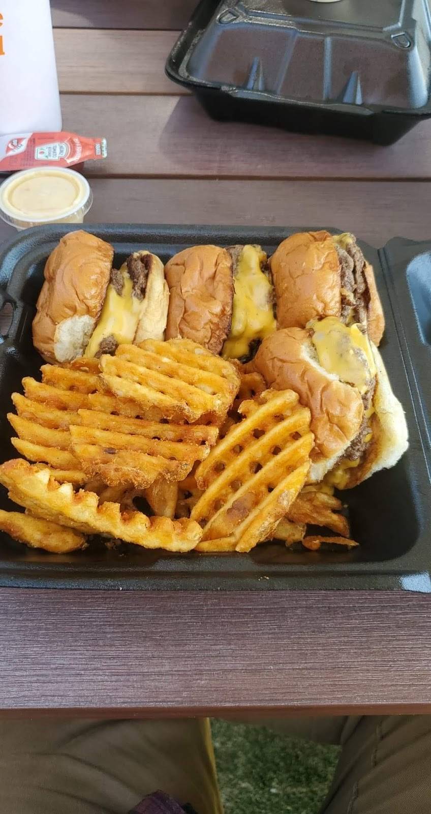 Smalls Sliders | restaurant | 4343 Nicholson Dr, Baton Rouge, LA 70808, USA | 2252560046 OR +1 225-256-0046