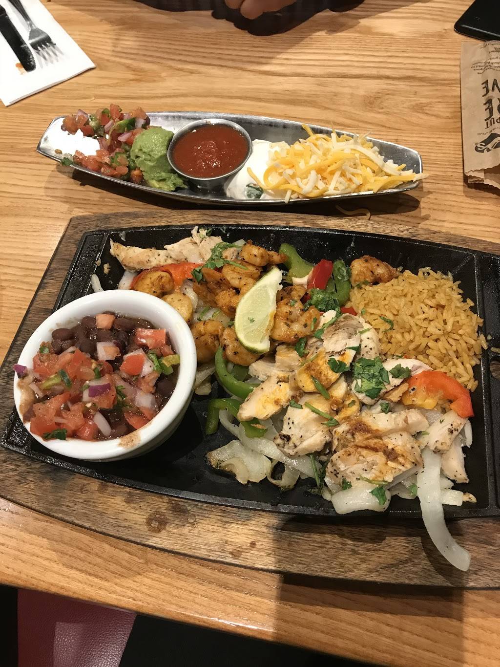 Chilis Grill & Bar | meal takeaway | 2891 S Veterans Pkwy, Springfield, IL 62704, USA | 2175468505 OR +1 217-546-8505