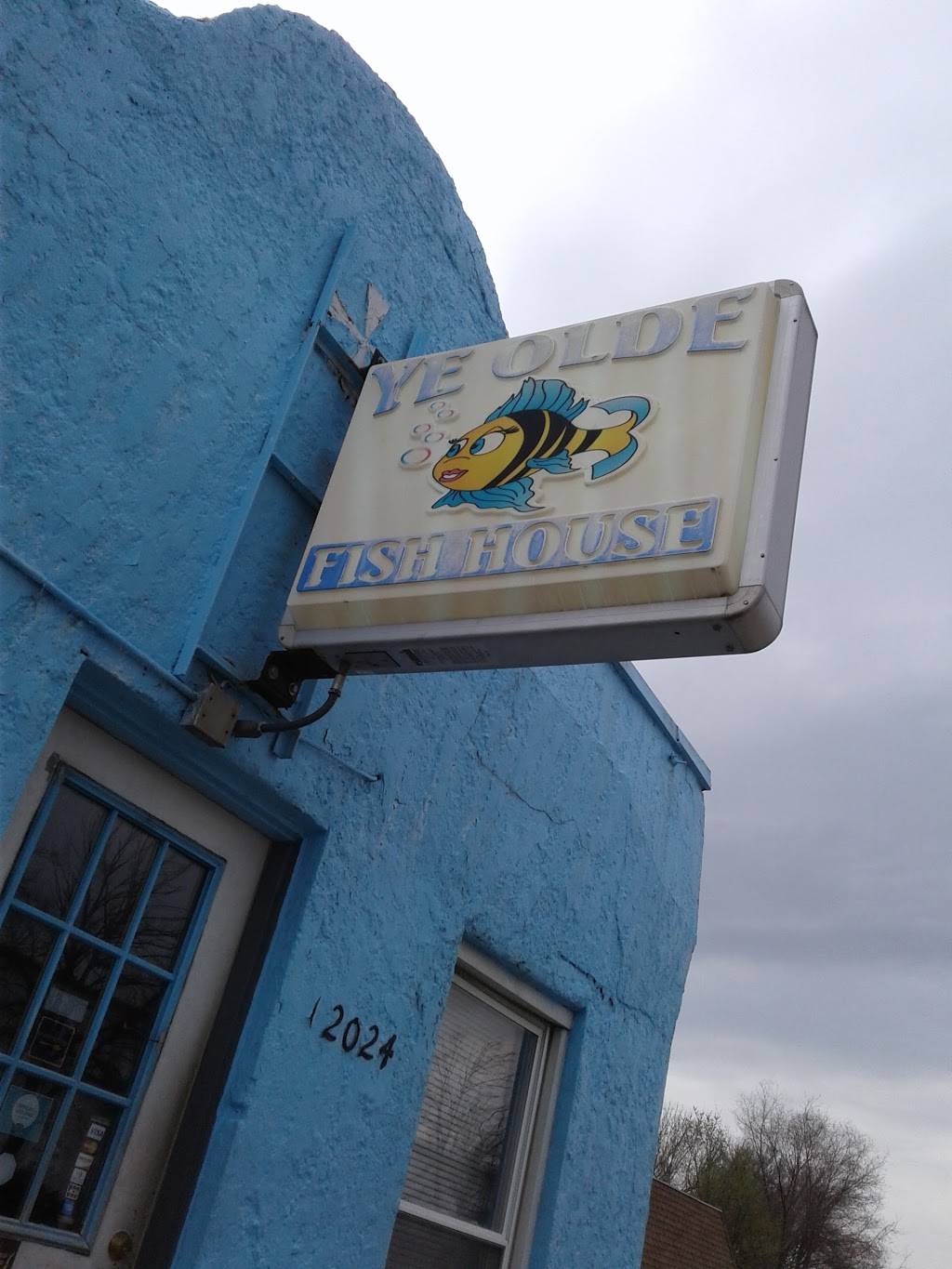 Ye Olde Fish House | restaurant | 2024 17th St, Columbus, IN 47201, USA | 8123782921 OR +1 812-378-2921