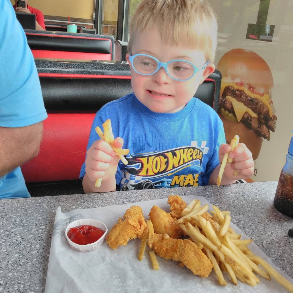 Hardees | restaurant | 239 S County Dr, Waverly, VA 23890, USA | 8048349848 OR +1 804-834-9848