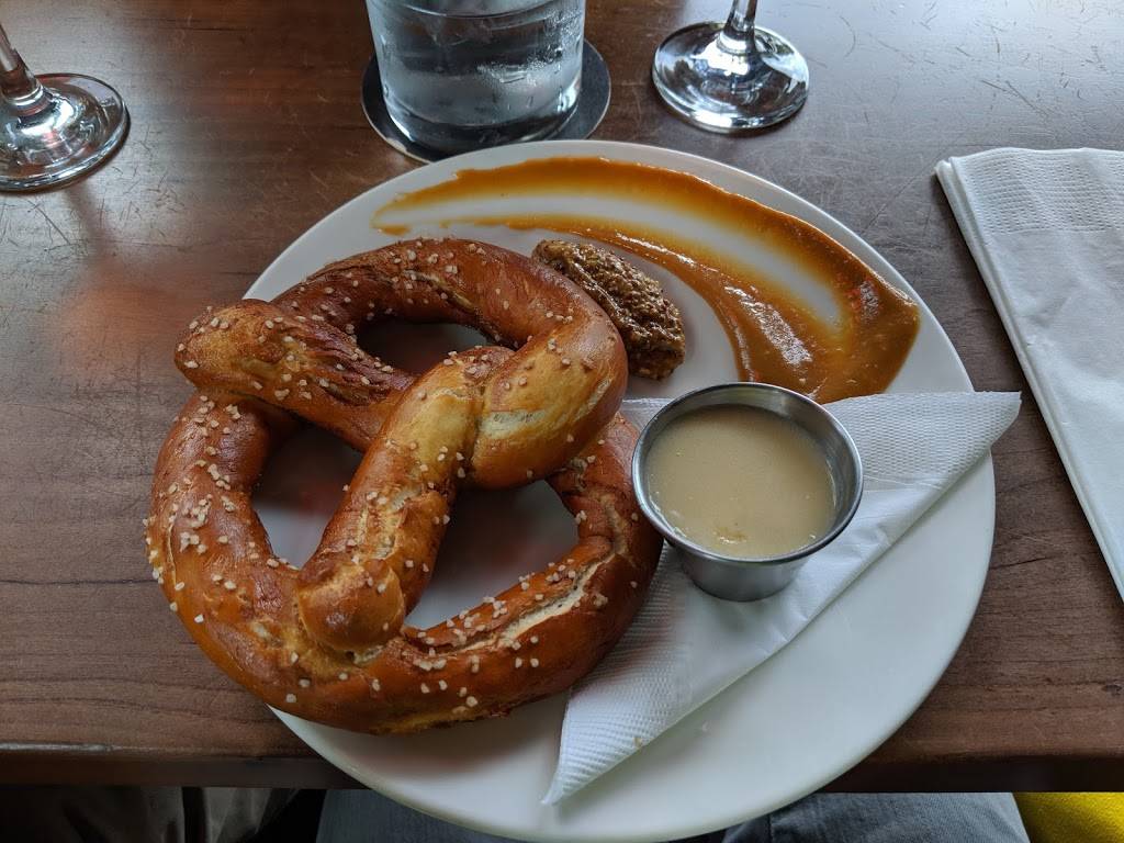 Russells Tavern | restaurant | 4111 Stone Way N, Seattle, WA 98103, USA | 2065471653 OR +1 206-547-1653