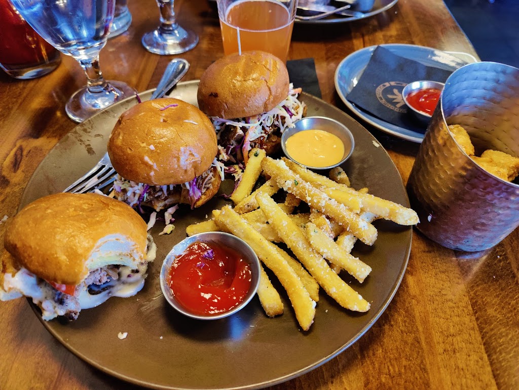 Woodin Creek Kitchen & Tap | restaurant | 13550 NE Village Square Dr #1010, Woodinville, WA 98072, USA | 4252151999 OR +1 425-215-1999