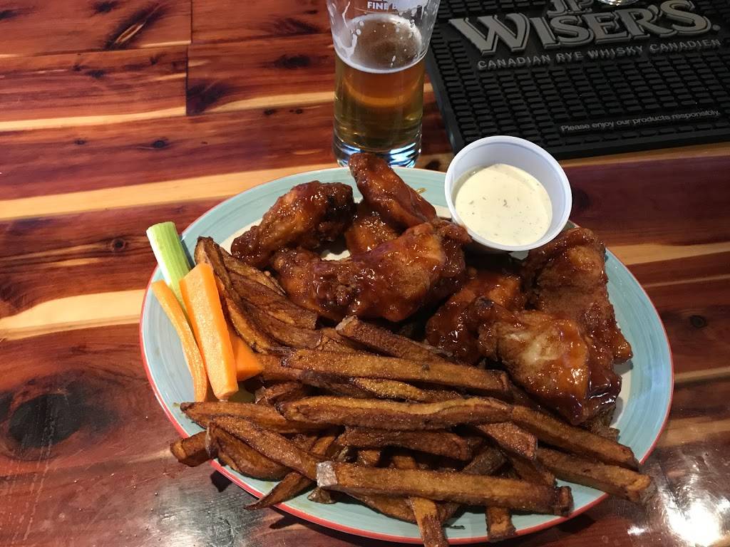 The Clubhouse Bar | restaurant | 13127 Tecumseh Rd E, Windsor, ON N8N 3T4, Canada | 5199568825 OR +1 519-956-8825