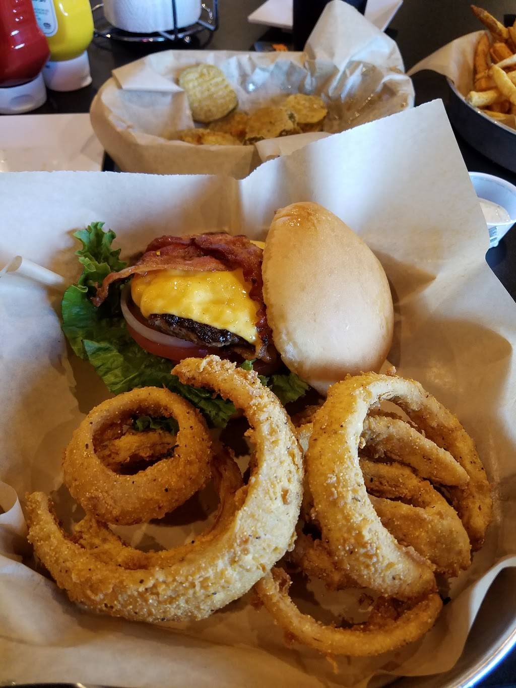 Border Burger Bar | restaurant | 3329 Fort Blvd, El Paso, TX 79930, USA | 9155622867 OR +1 915-562-2867