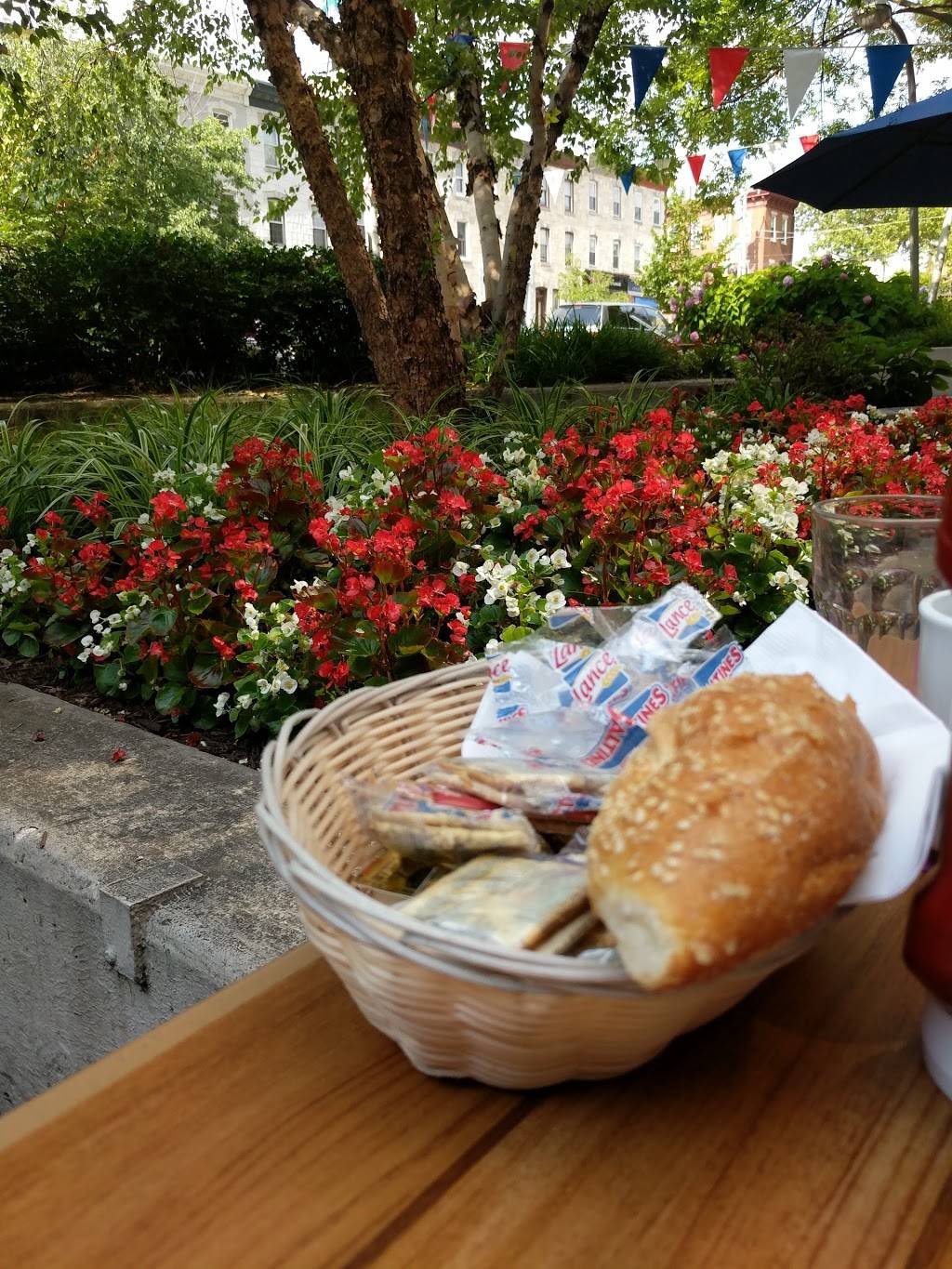 Little Petes | restaurant | 2401 Pennsylvania Ave, Philadelphia, PA 19130, USA | 2152325001 OR +1 215-232-5001