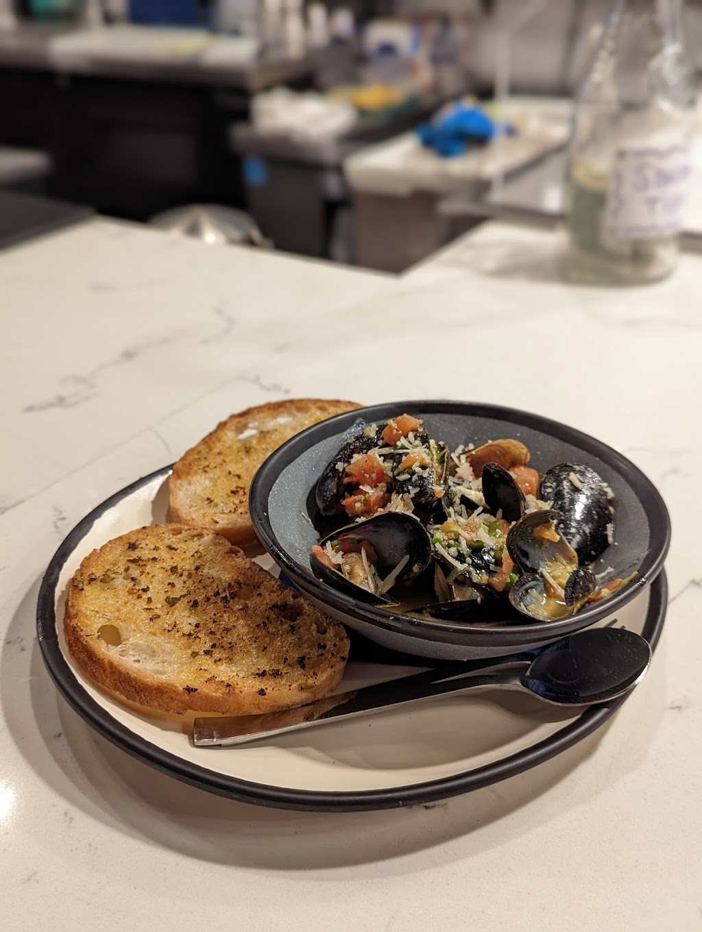 Shucks Tavern | restaurant | 414 21st St, Galveston, TX 77550, USA | 4094441700 OR +1 409-444-1700