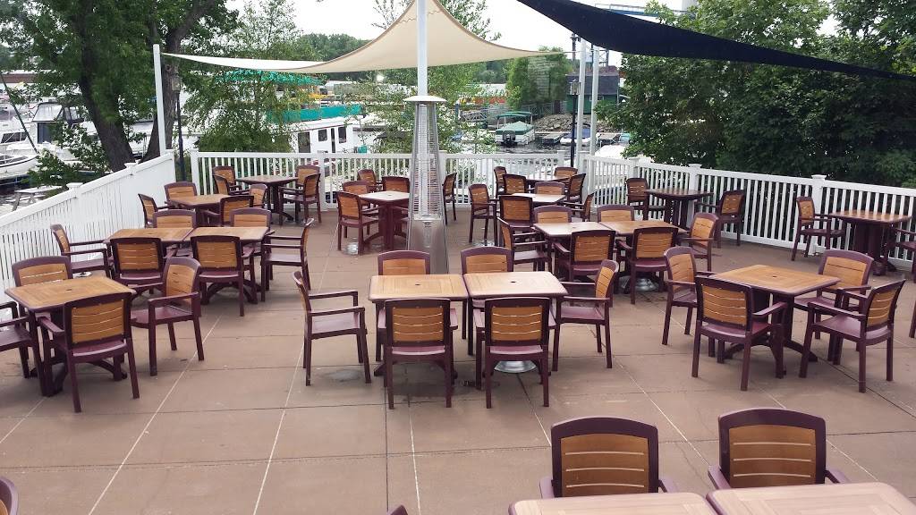 Huck Finns On the Water | restaurant | 129 Marina Dr, La Crosse, WI 54601, USA | 6085192007 OR +1 608-519-2007