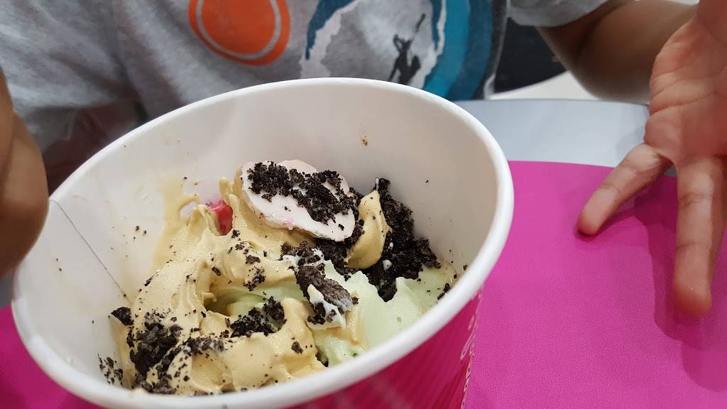 Menchies Frozen Yogurt | bakery | 3555 Johnson Ave, Bronx, NY 10463, USA | 7184322580 OR +1 718-432-2580