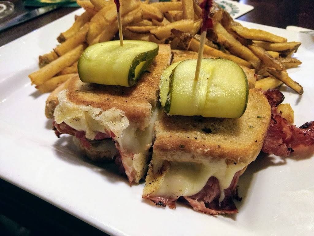 Abbey Road Pub & Patio | restaurant | 3200 Erin Mills Pkwy, Mississauga, ON L5L 1W8, Canada | 9056089603 OR +1 905-608-9603