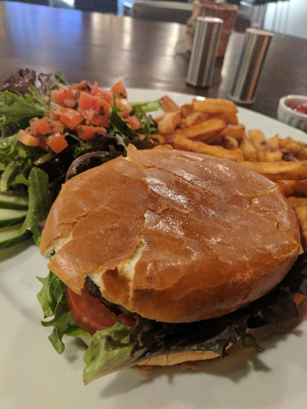 Eight Zero Zero Resto Lounge | restaurant | 903 Brookdale Ave, Cornwall, ON K6J 4P3, Canada | 6139360322 OR +1 613-936-0322