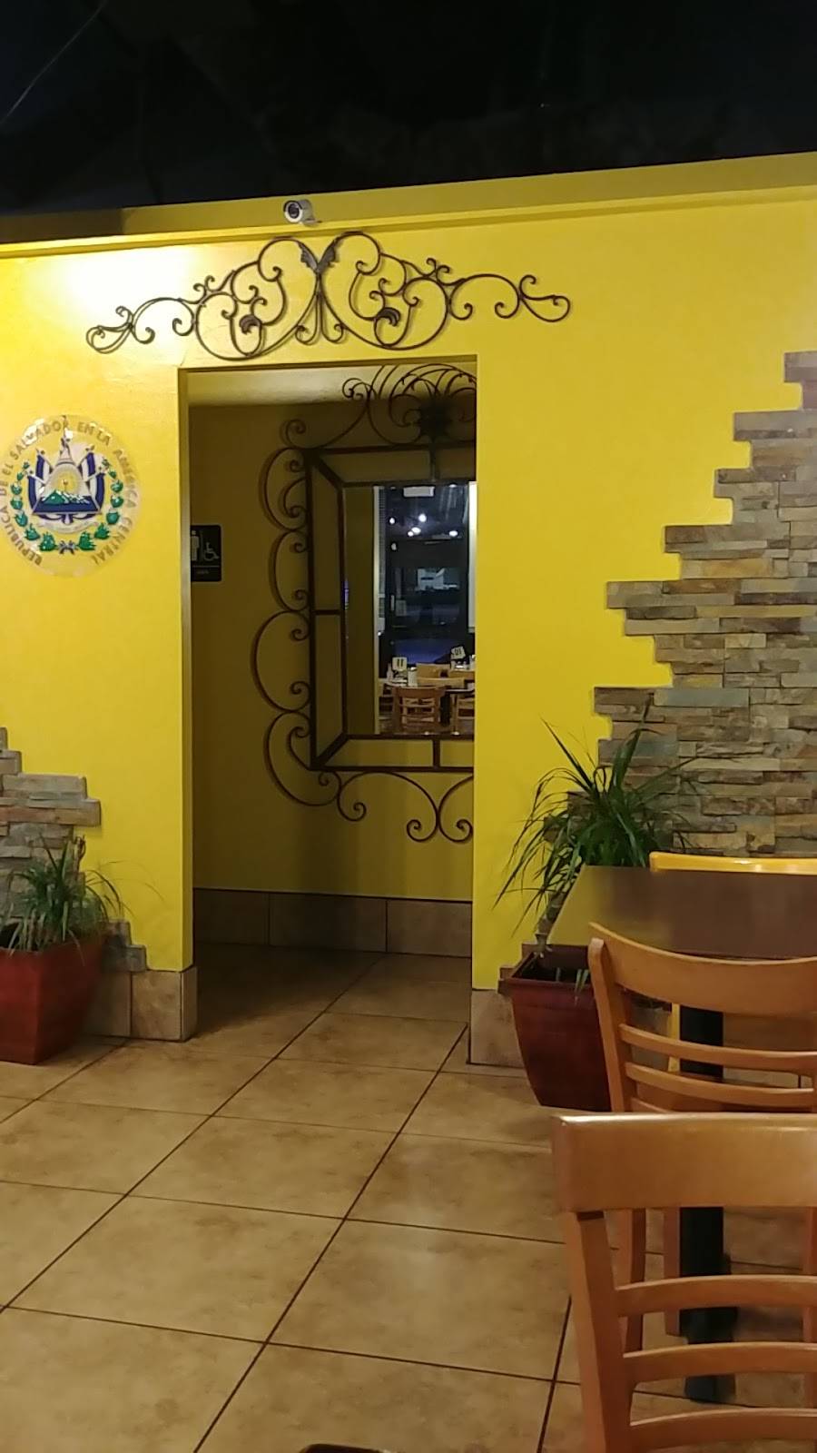 Christinas Salvadorian Food | restaurant | 10665 W Indian School Rd, Avondale, AZ 85392, USA | 6232494481 OR +1 623-249-4481