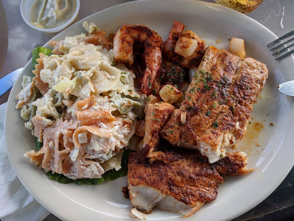 Shipwrecks Bar & Grill | restaurant | 45 Garden Cove Dr, Key Largo, FL 33037, USA | 3054533153 OR +1 305-453-3153