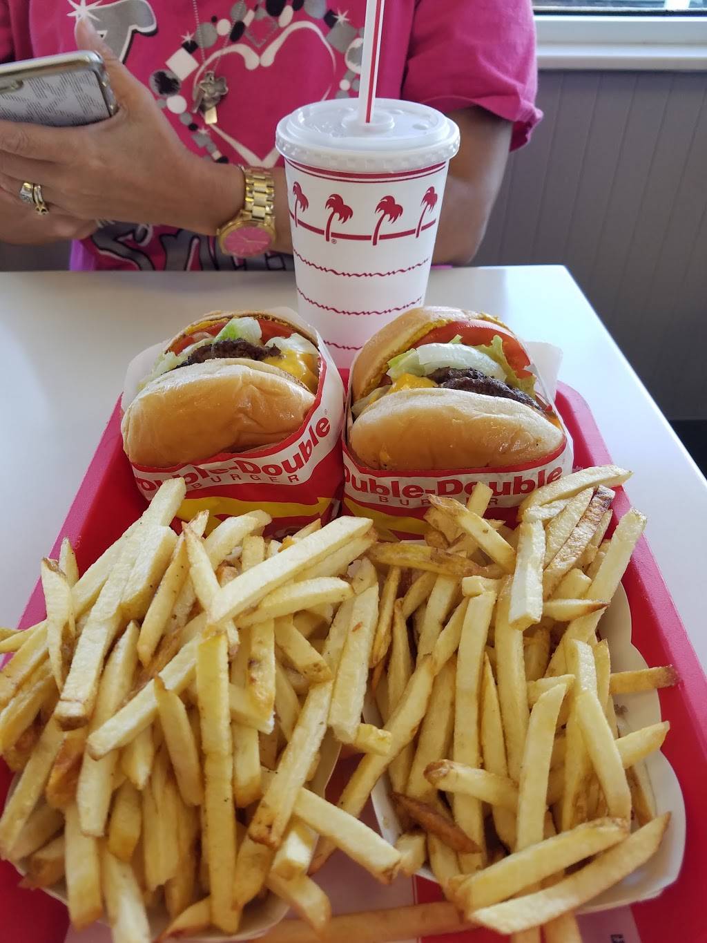 In-N-Out Burger | restaurant | 801 S 4th St, Waco, TX 76706, USA | 8007861000 OR +1 800-786-1000