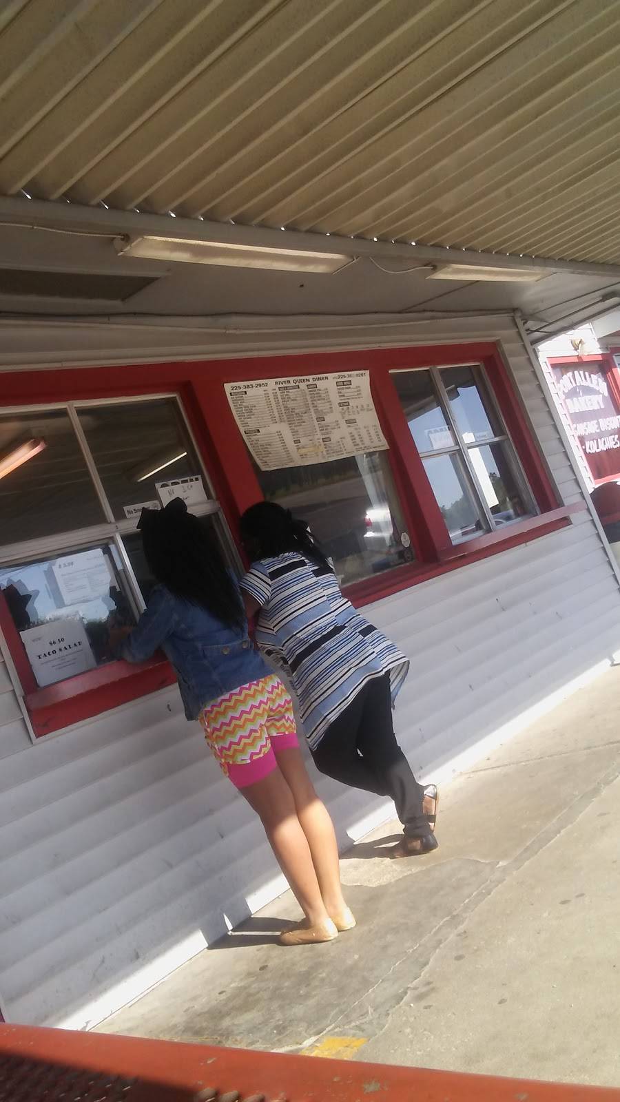 River Queen Drive Inn | restaurant | 120 S Alexander Ave, Port Allen, LA 70767, USA | 2253832952 OR +1 225-383-2952