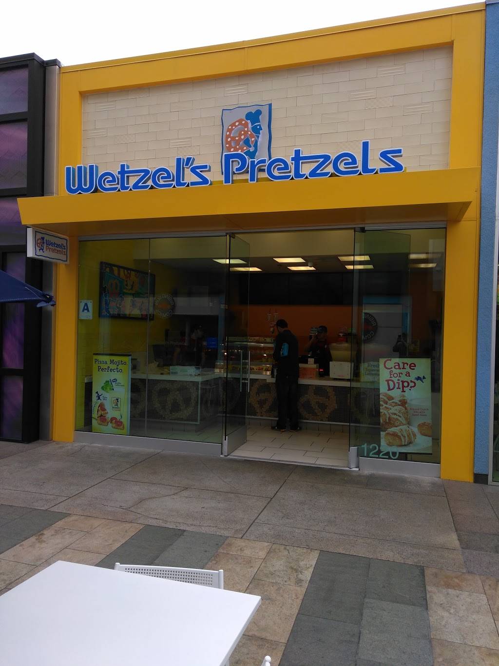 Wetzels Pretzels | restaurant | 1640 Camino Del Rio N #1220, San Diego, CA 92108, USA | 6192208180 OR +1 619-220-8180