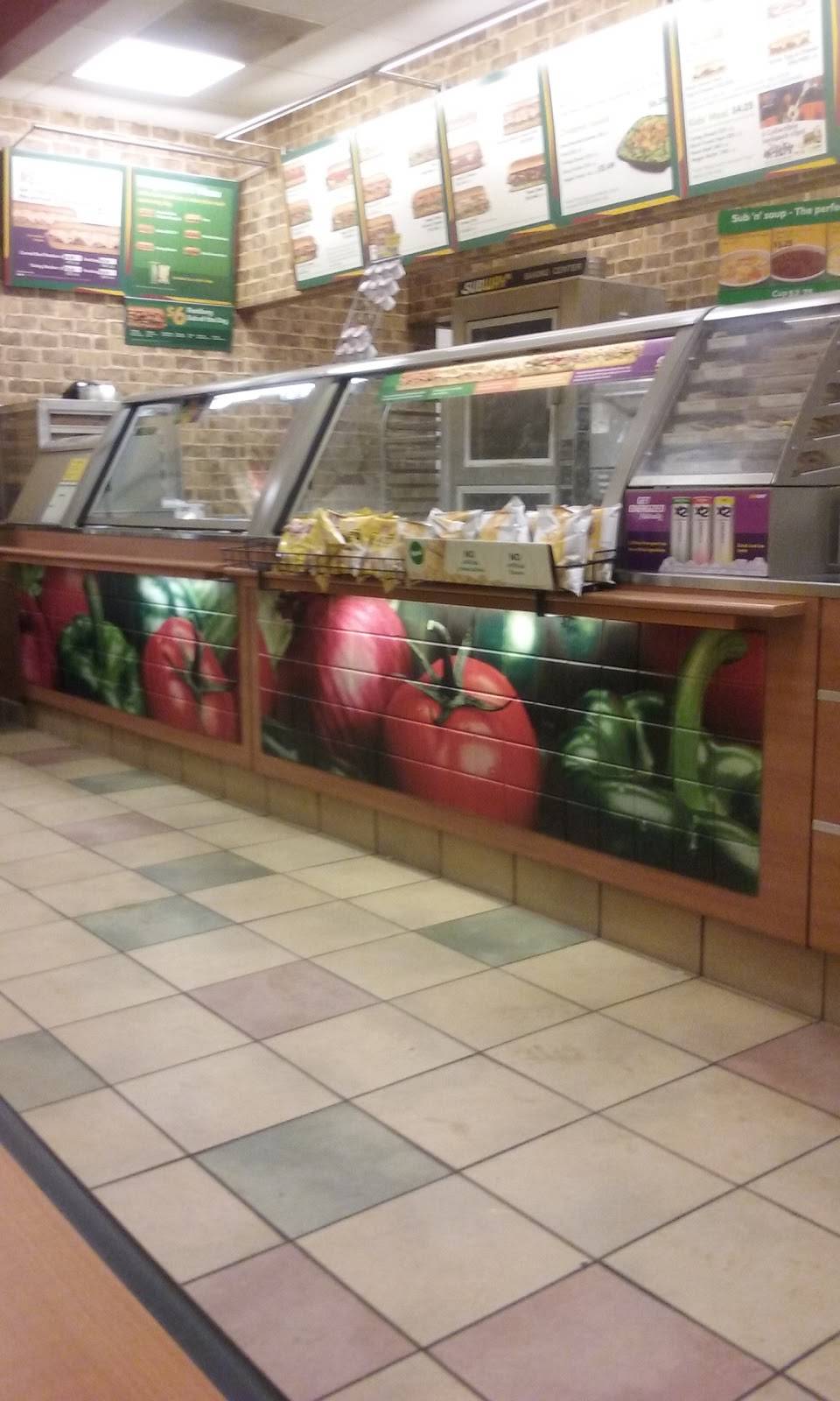Subway Restaurants | restaurant | 333 W North Ave, Chicago, IL 60610, USA | 3129440661 OR +1 312-944-0661