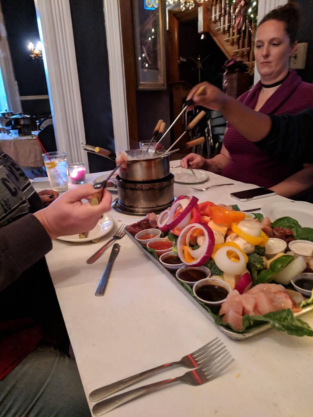 Lucernes Fondue & Spirits | restaurant | 845 N Church St, Rockford, IL 61103, USA | 8159682665 OR +1 815-968-2665