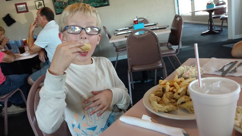 Lakers Food & Spirits | restaurant | 7610 S Lake St, Hamilton, IN 46742, USA | 2604883582 OR +1 260-488-3582