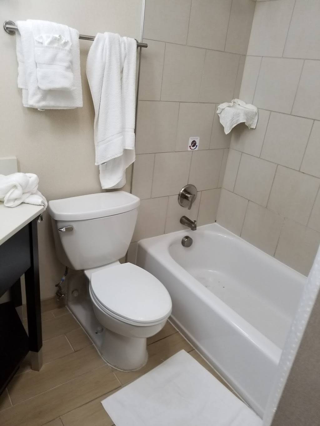 Holiday Inn Charlotte Airport - Hub Bar and Grill | restaurant | 3020, 2707 Little Rock Rd, Charlotte, NC 28214, USA | 7043944301 OR +1 704-394-4301