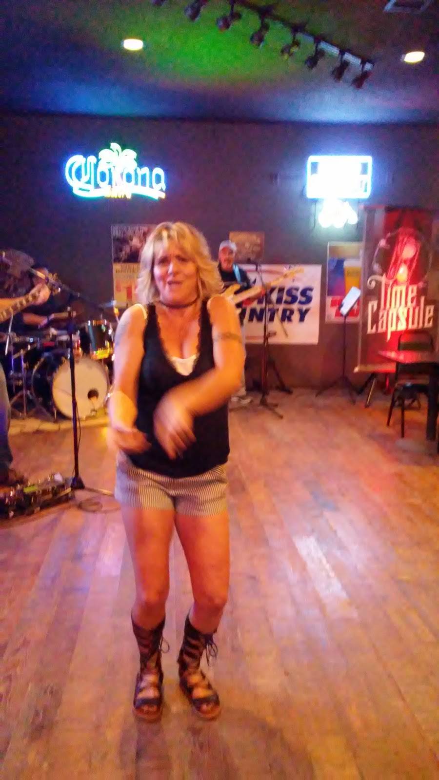 Browns Bar & Grill, Inc. | restaurant | 5020 19 1/2 Ave, Riverdale, CA 93656, USA | 5599231222 OR +1 559-923-1222