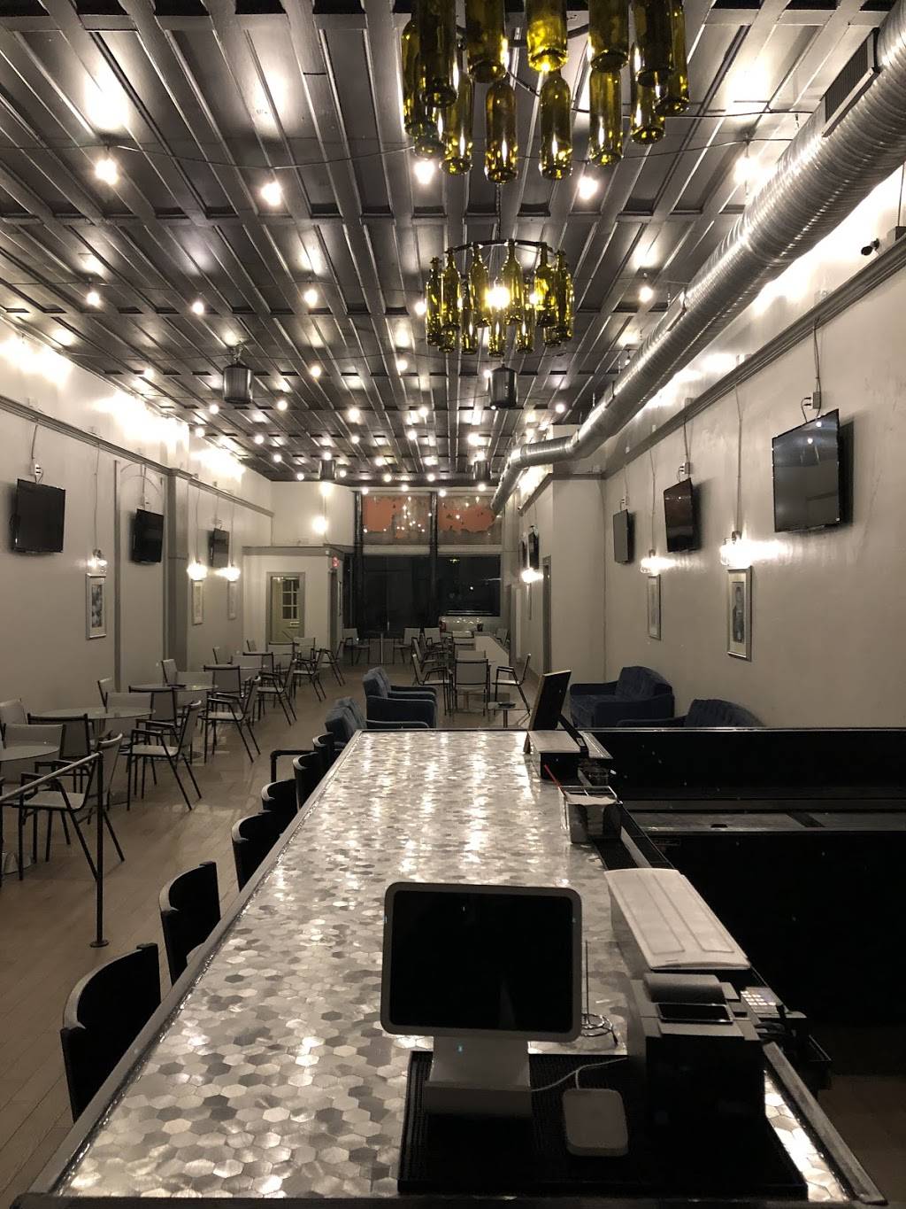 Your Moms Grill & Bar | restaurant | 933 Conner St, Noblesville, IN 46060, USA | 3176743868 OR +1 317-674-3868