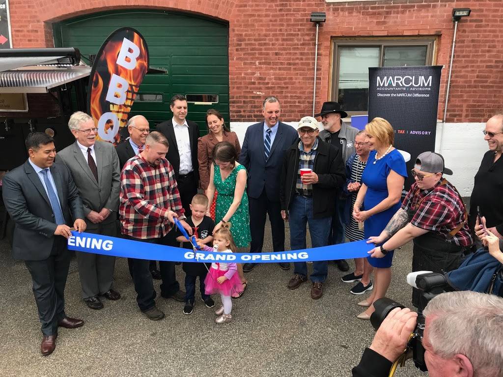 Smoke and Squeal BBQ | restaurant | 881 Main St, Pawtucket, RI 02860, USA | 6175957646 OR +1 617-595-7646