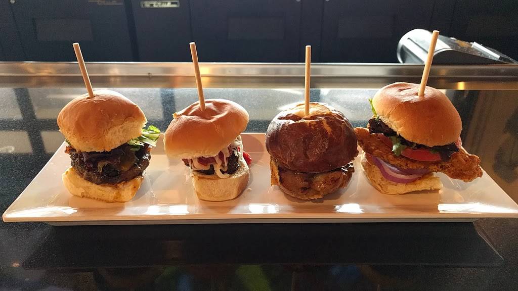 Heroes Pub & Grub | restaurant | 5940 W Union Hills Dr, Glendale, AZ 85308, USA | 6025883000 OR +1 602-588-3000