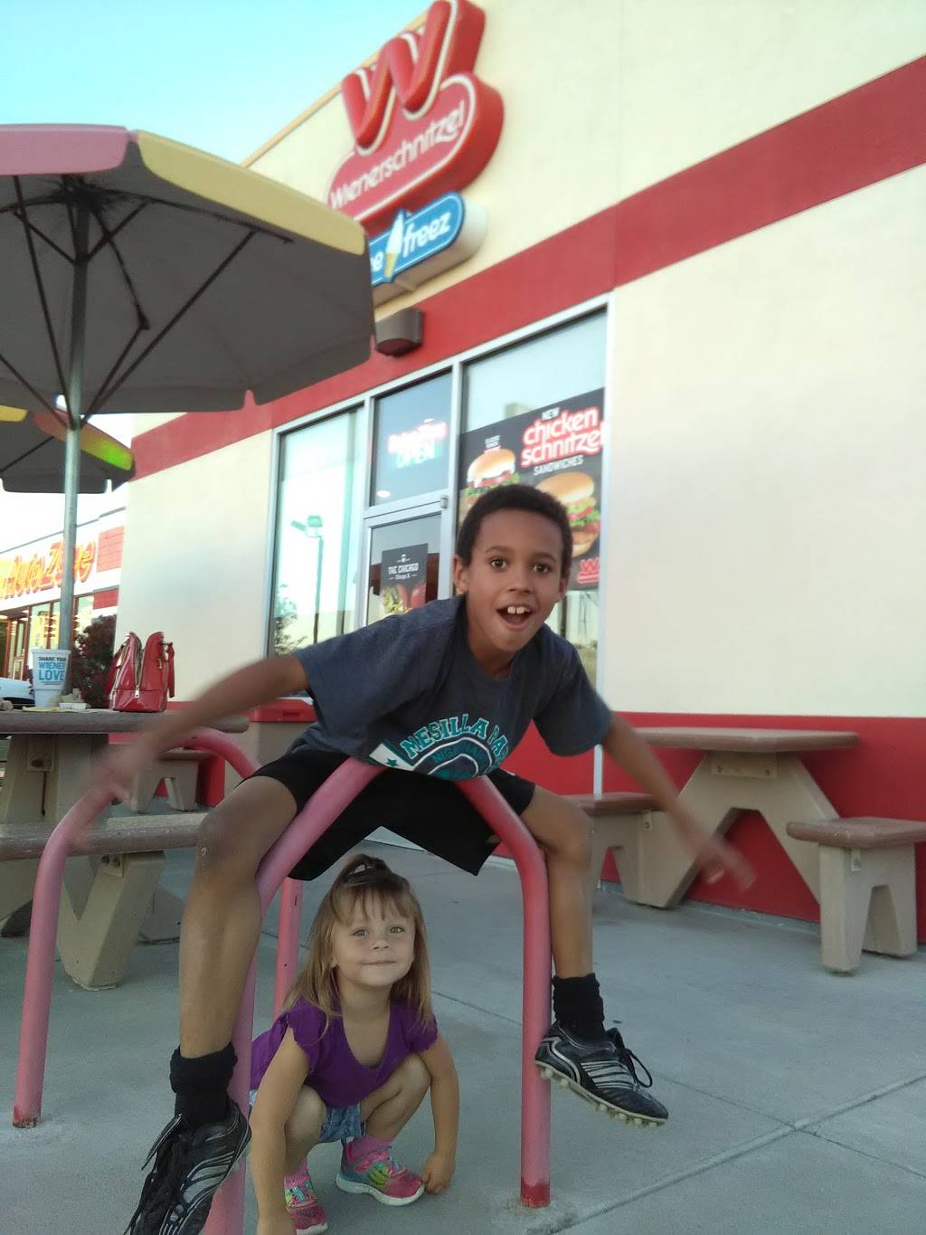 Wienerschnitzel | restaurant | 2800 N Main St, Las Cruces, NM 88001, USA | 5755267878 OR +1 575-526-7878