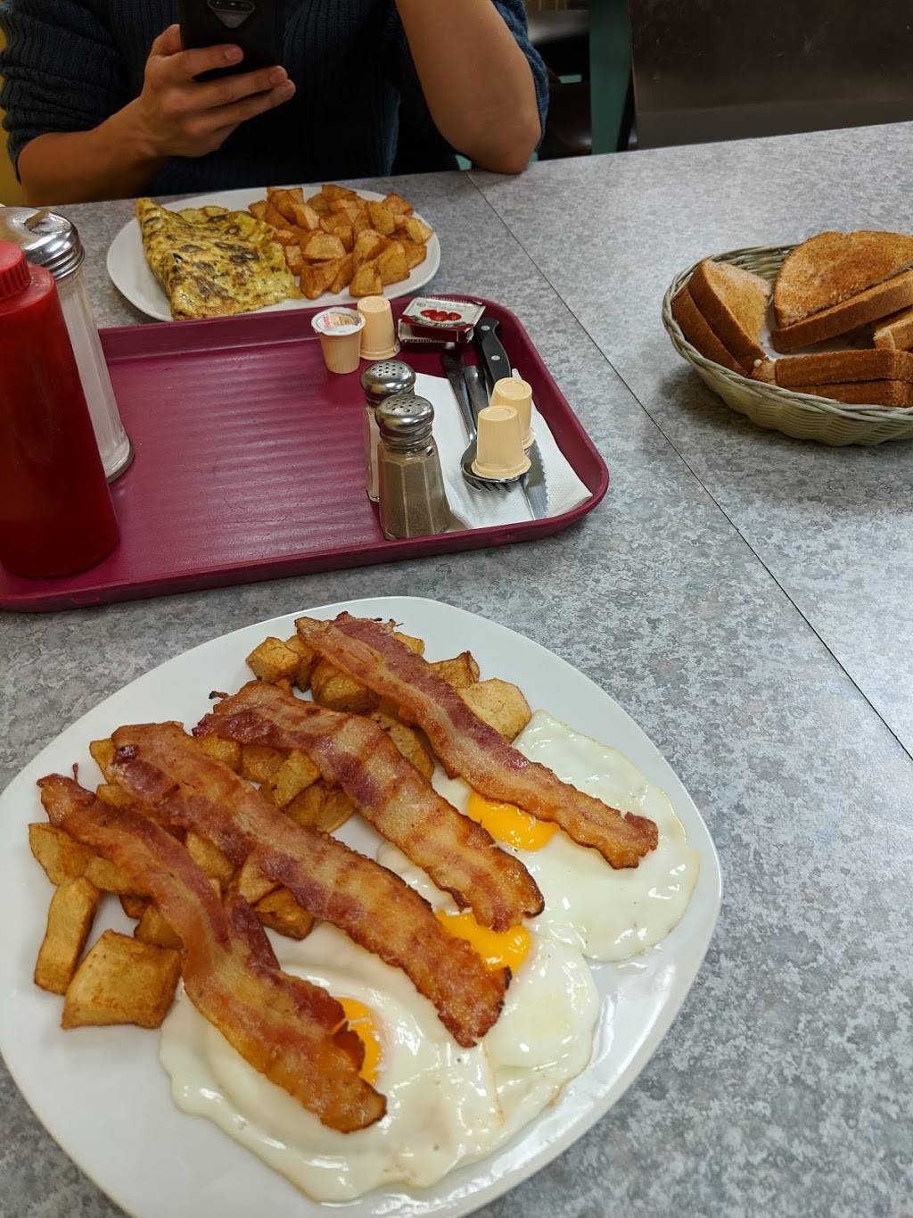 The Eagle Twins | restaurant | 954 St Clair Ave W, Toronto, ON M6E 1A1, Canada | 4165365454 OR +1 416-536-5454